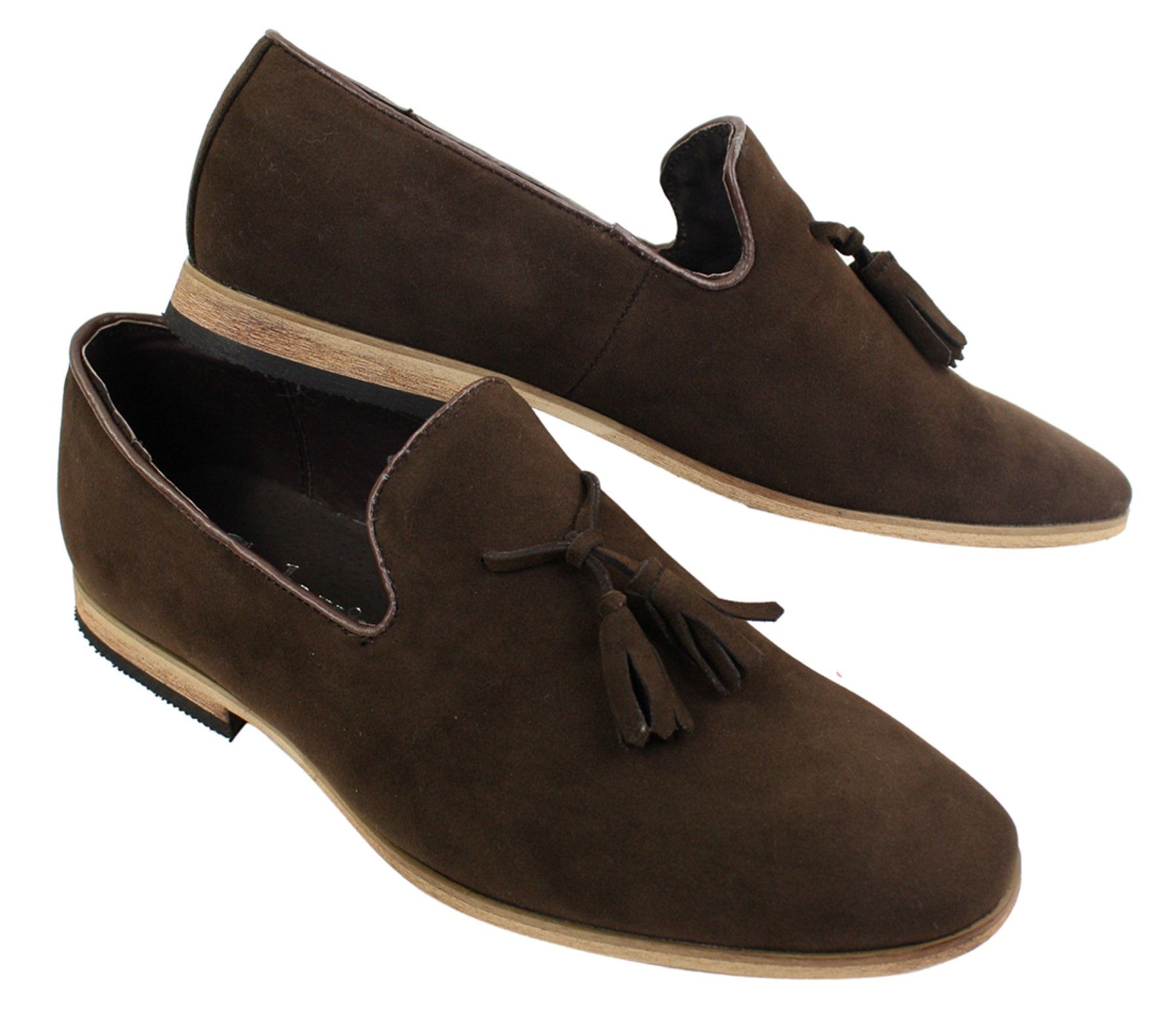 Mocassins masculinos de camurça, estilo mocassim, com detalhe de borla, forro de couro preto, confortáveis.