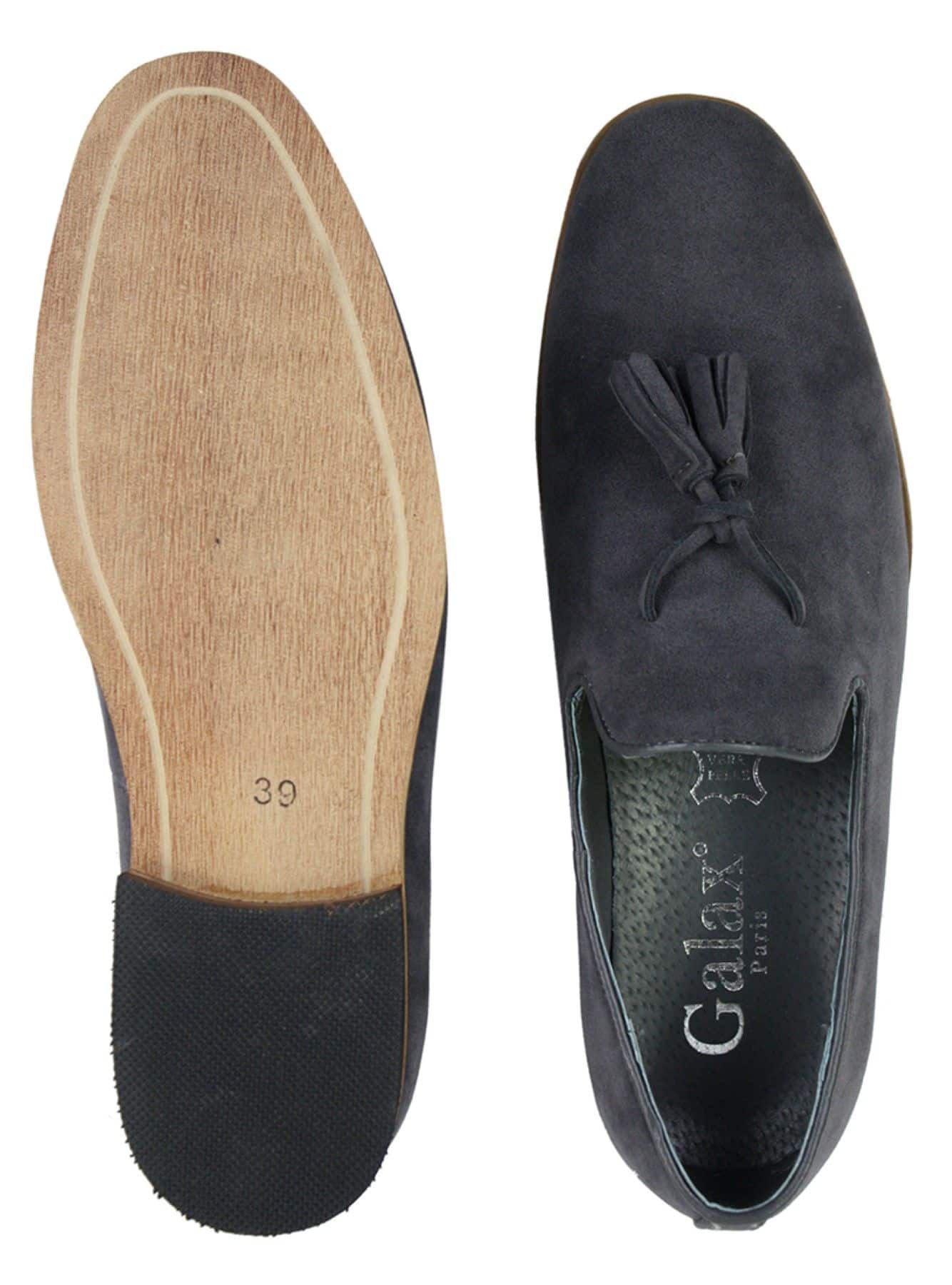 Mocassins masculinos de camurça, estilo mocassim, com detalhe de borla, forro de couro preto, confortáveis.