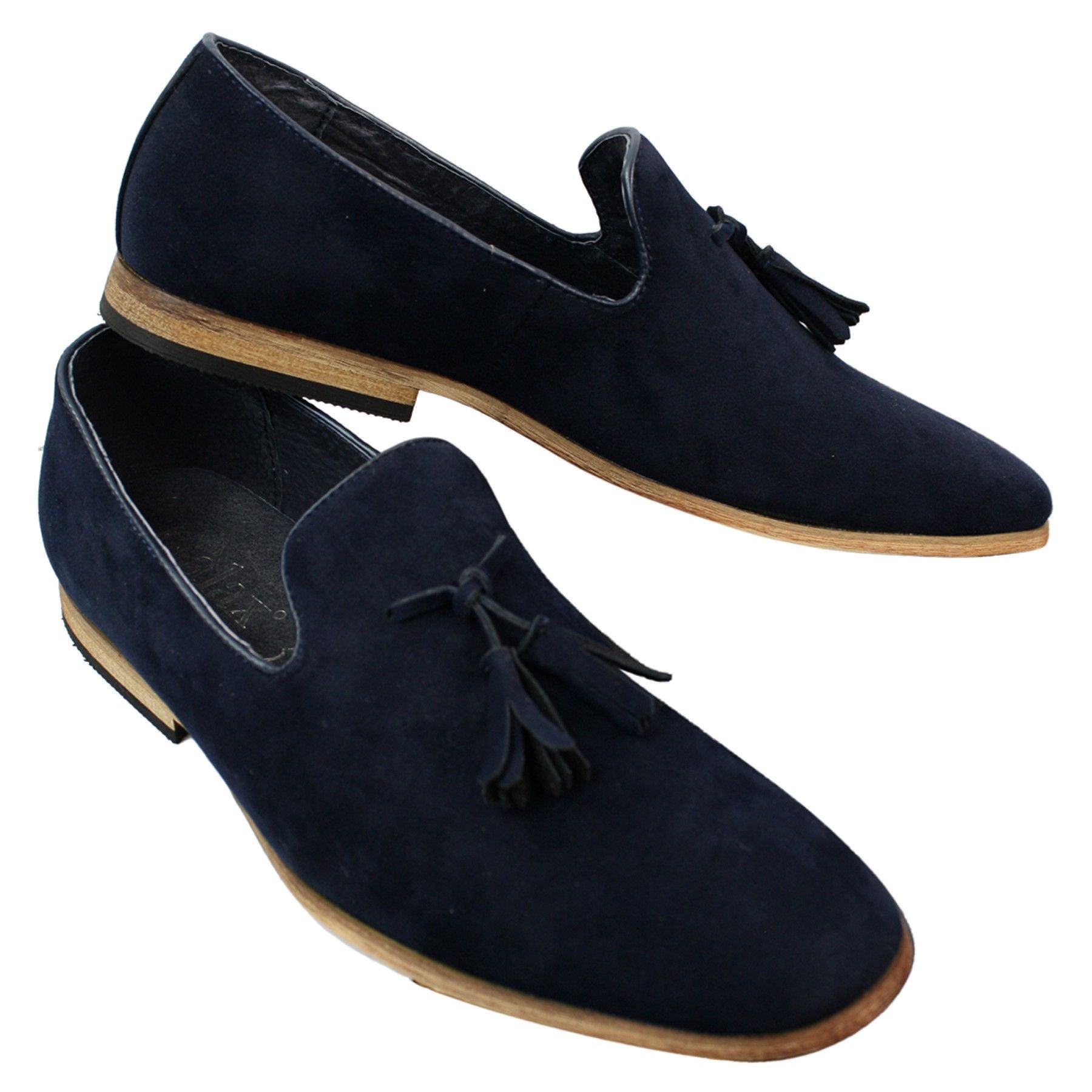 Mocassins masculinos de camurça, estilo mocassim, com detalhe de borla, forro de couro preto, confortáveis.