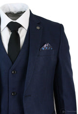 Terno masculino de três peças, azul e preto, corte sob medida, elegante e formal, ideal para casamentos e festas.