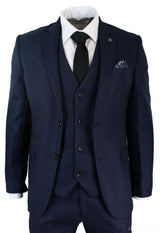 Terno masculino de três peças, azul e preto, corte sob medida, elegante e formal, ideal para casamentos e festas.