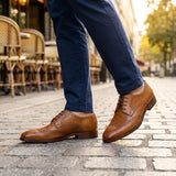 Sapatos Brogue masculinos clássicos de couro marrom claro com cadarço