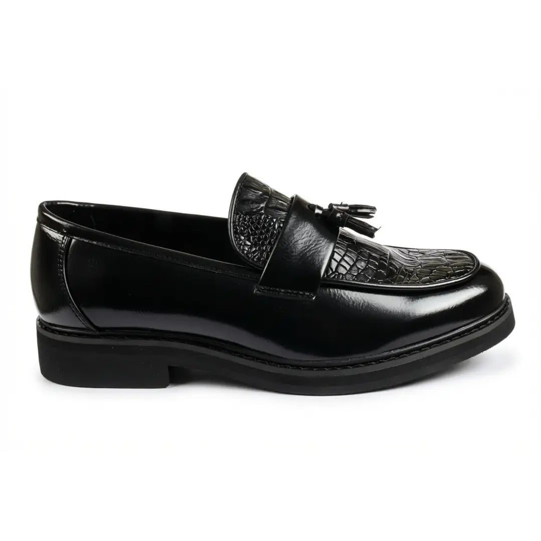 Mocassins masculinos com sola tratorada e detalhes texturizados com borla