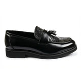Mocassins masculinos com sola tratorada e detalhes texturizados com borla