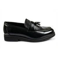 Mocassins masculinos com sola tratorada e detalhes texturizados com borla
