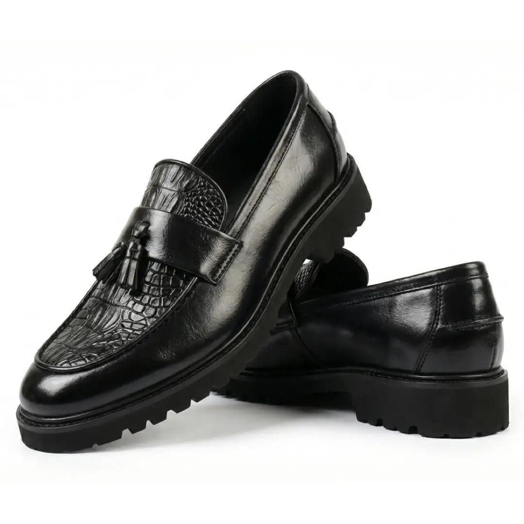 Mocassins masculinos com sola tratorada e detalhes texturizados com borla