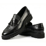Mocassins masculinos com sola tratorada e detalhes texturizados com borla