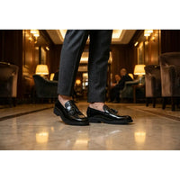 Mocassins masculinos com sola tratorada e detalhes texturizados com borla