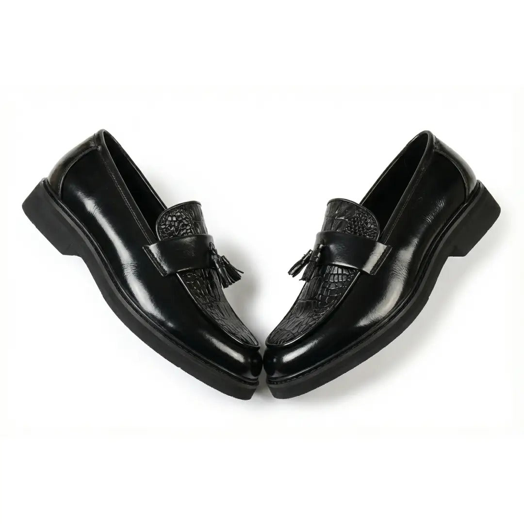 Mocassins masculinos com sola tratorada e detalhes texturizados com borla