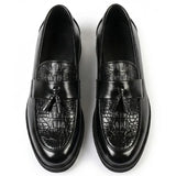 Mocassins masculinos com sola tratorada e detalhes texturizados com borla
