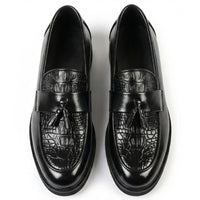 Mocassins masculinos com sola tratorada e detalhes texturizados com borla
