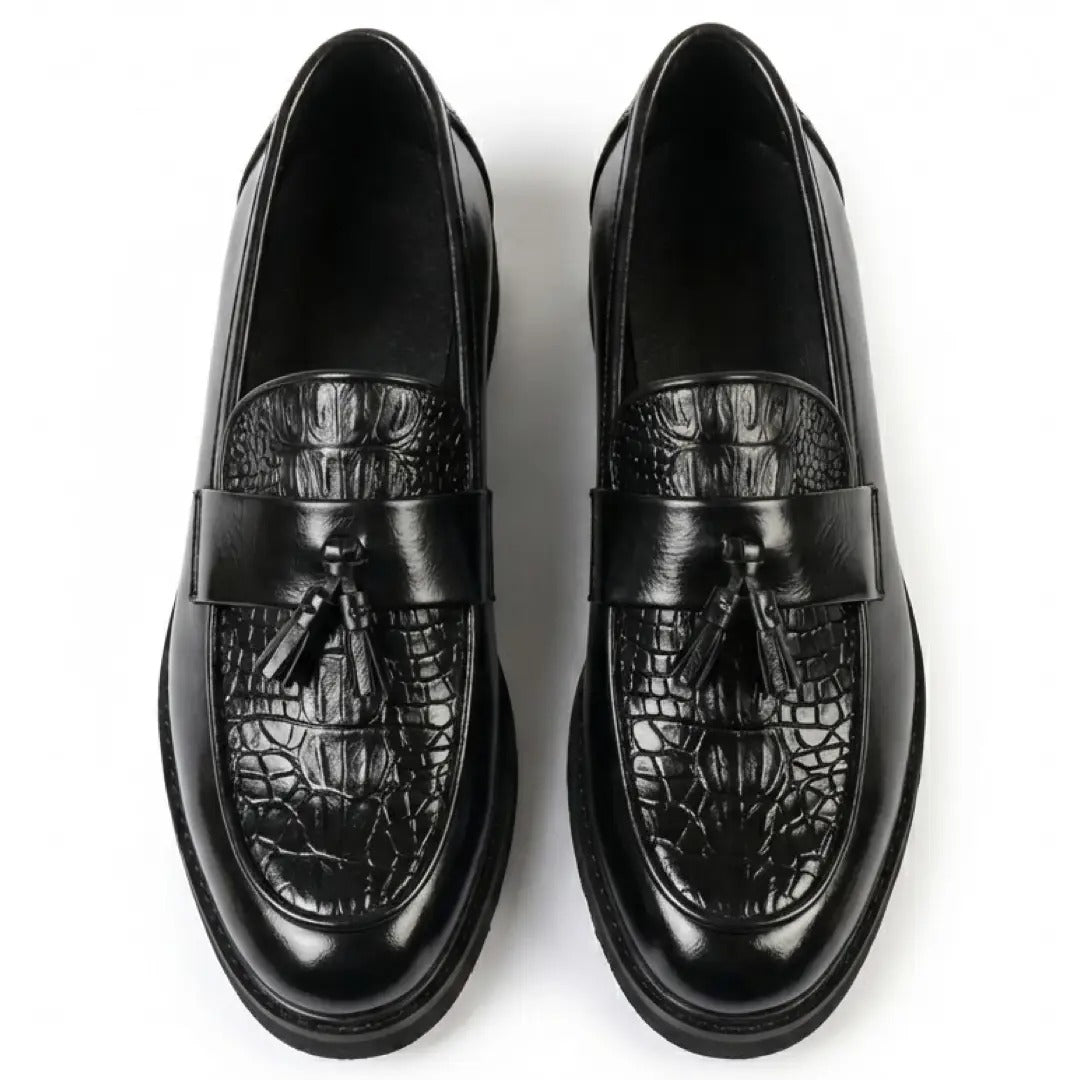 Mocassins masculinos com sola tratorada e detalhes texturizados com borla