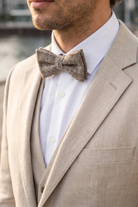 Gravata borboleta masculina em tweed bege