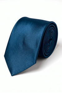 Conjunto masculino azul-petróleo com gravata, lenço de bolso e abotoaduras.