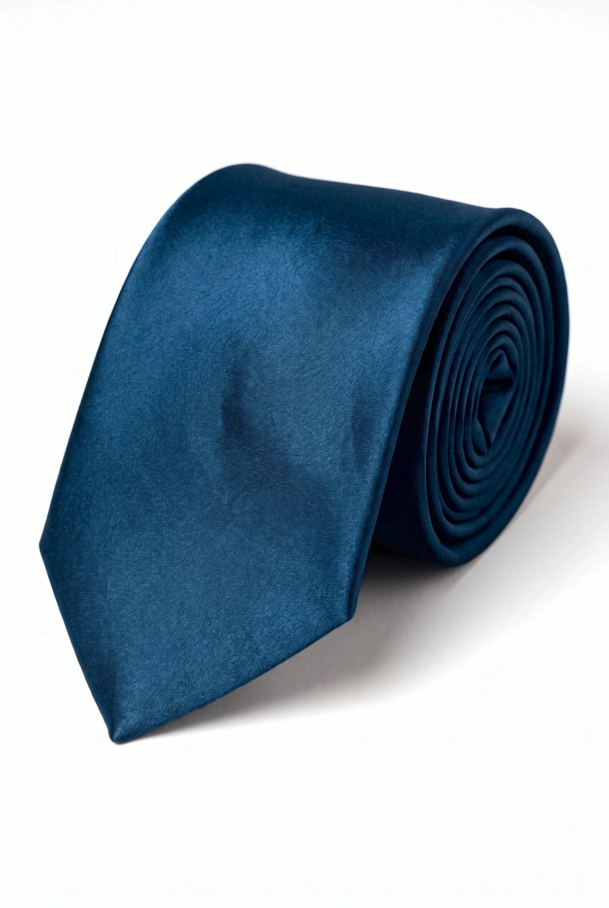 Conjunto masculino azul-petróleo com gravata, lenço de bolso e abotoaduras.