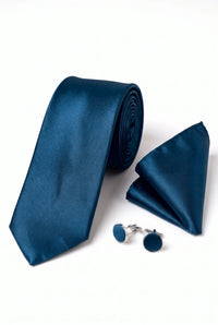 Conjunto masculino azul-petróleo com gravata, lenço de bolso e abotoaduras.