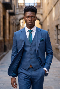 Conjunto masculino azul-petróleo com gravata, lenço de bolso e abotoaduras.