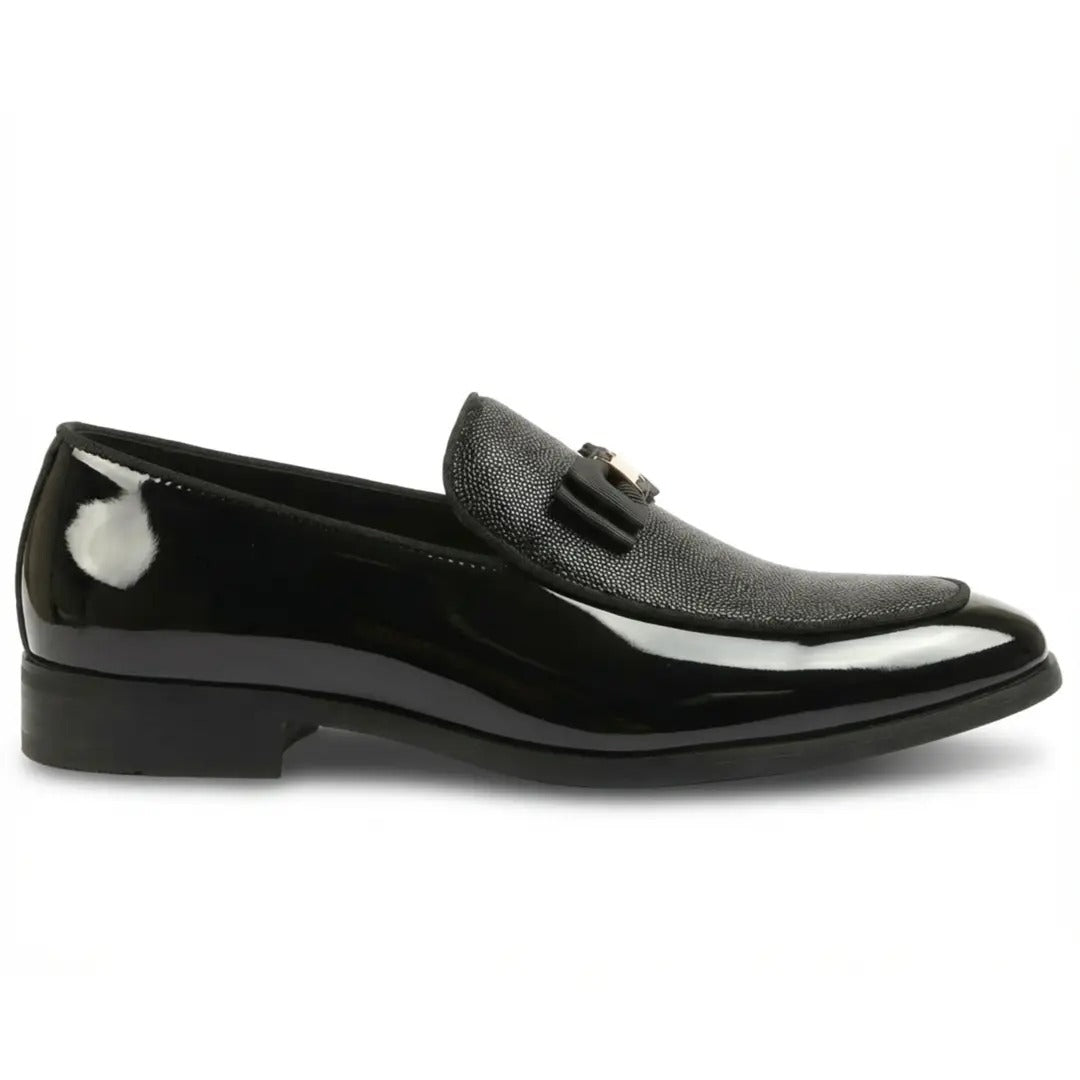 Mocassins masculinos com frente texturizada e fivela icônica com laço.