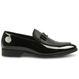 Mocassins masculinos com frente texturizada e fivela icônica com laço.