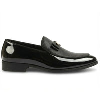 Mocassins masculinos com frente texturizada e fivela icônica com laço.