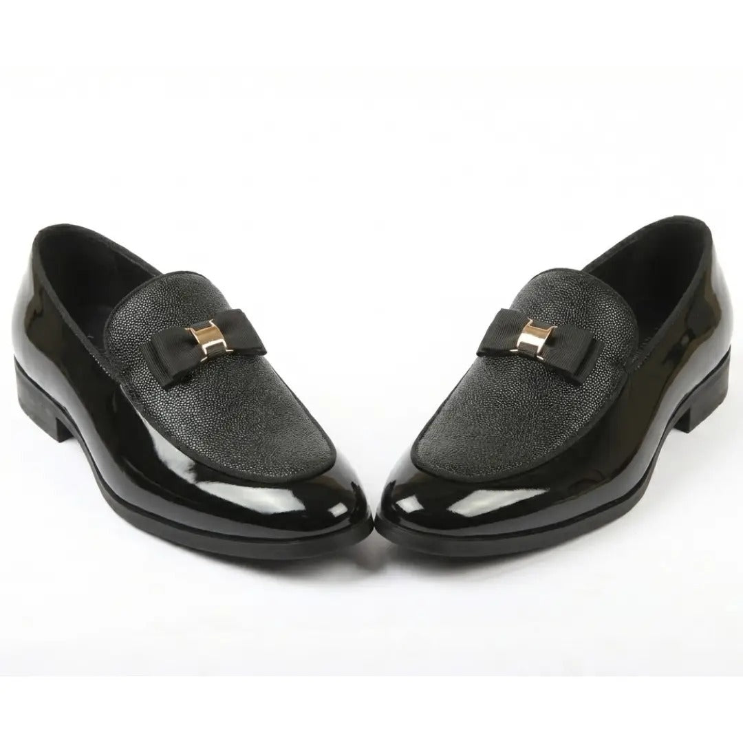 Mocassins masculinos com frente texturizada e fivela icônica com laço.