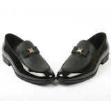 Mocassins masculinos com frente texturizada e fivela icônica com laço.