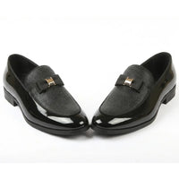 Mocassins masculinos com frente texturizada e fivela icônica com laço.