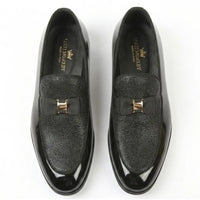Mocassins masculinos com frente texturizada e fivela icônica com laço.