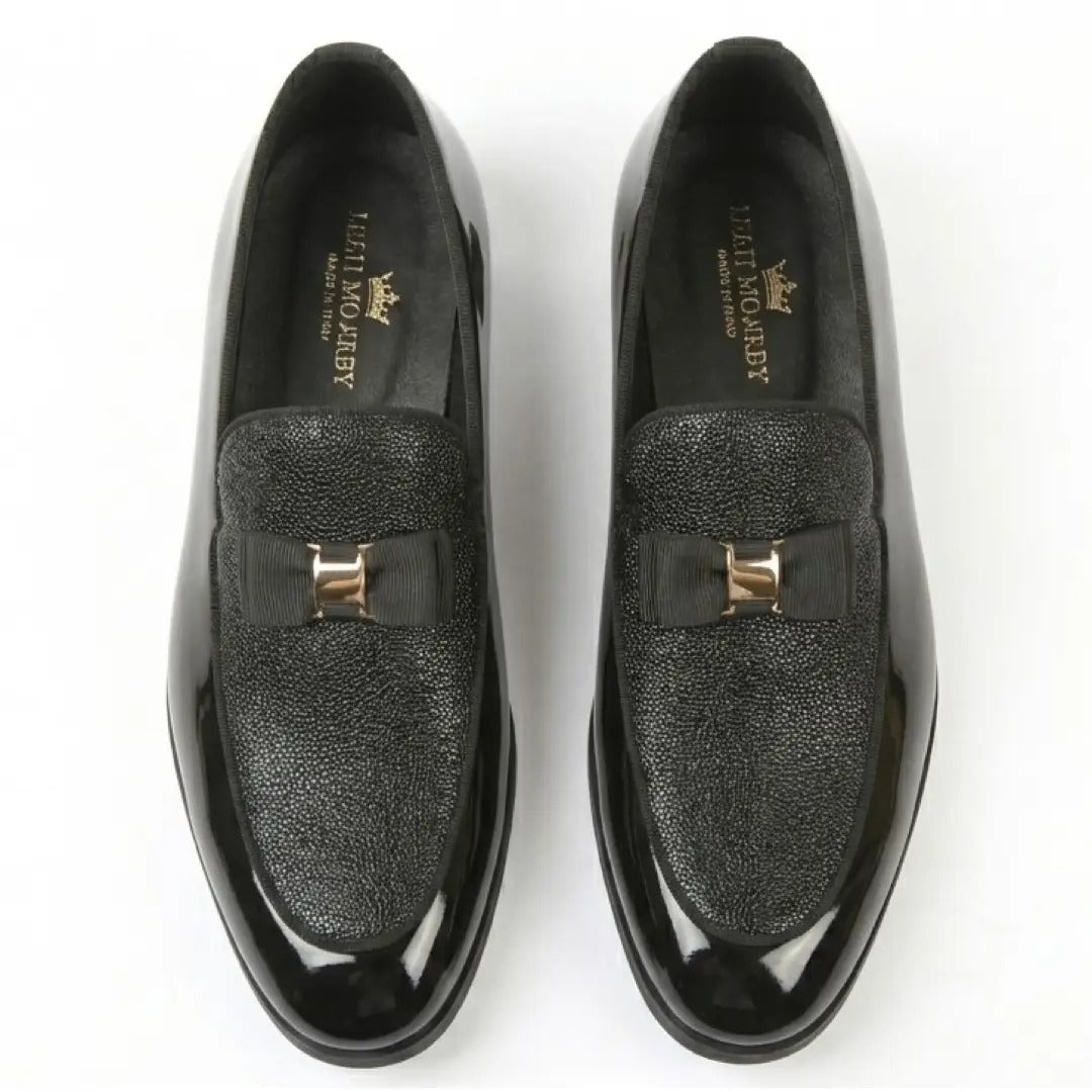 Mocassins masculinos com frente texturizada e fivela icônica com laço.