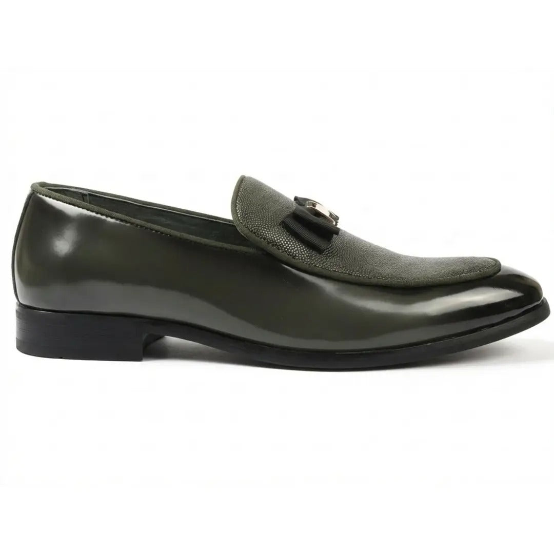 Mocassins masculinos com frente texturizada e fivela icônica com laço.