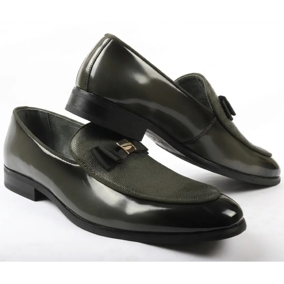 Mocassins masculinos com frente texturizada e fivela icônica com laço.