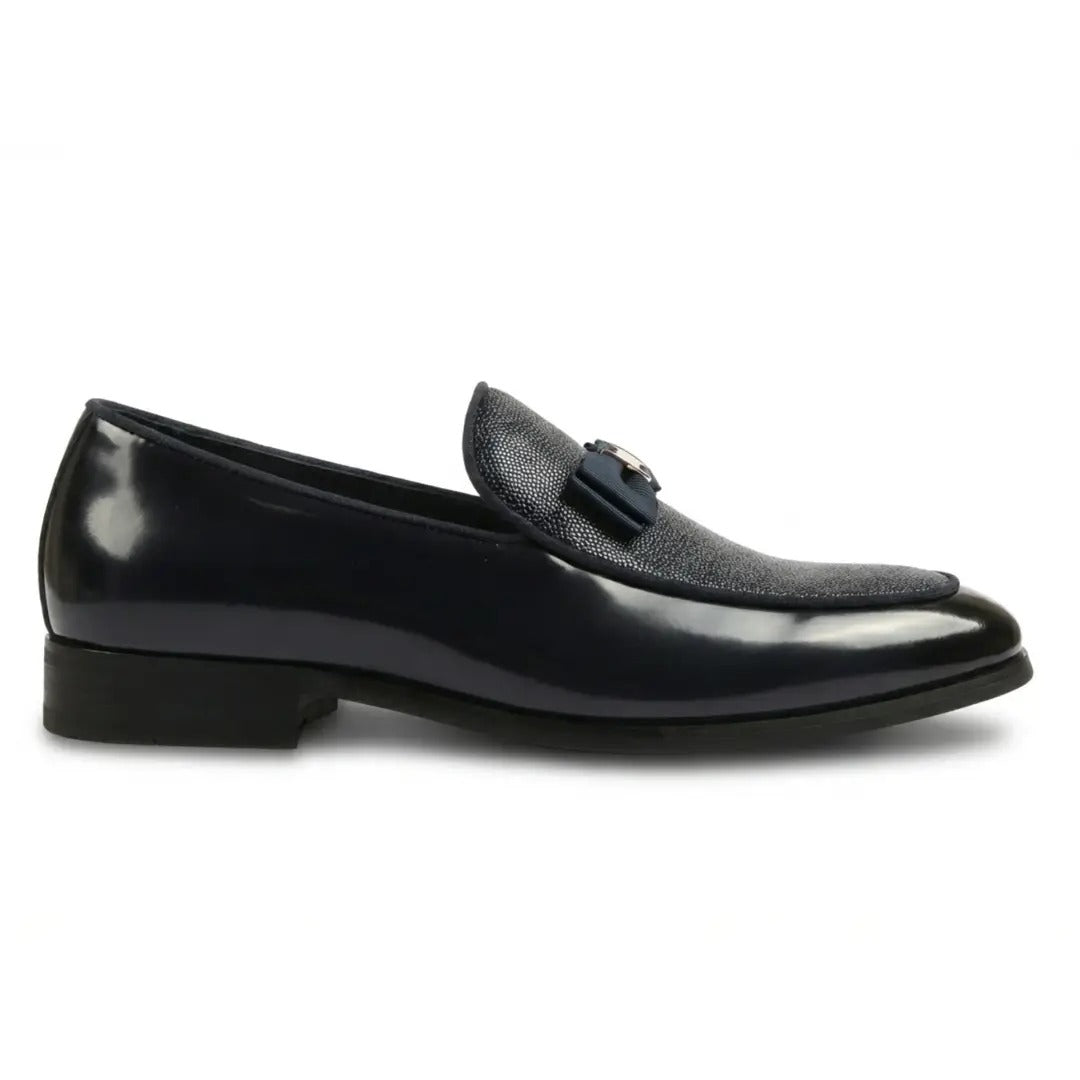 Mocassins masculinos com frente texturizada e fivela icônica com laço.