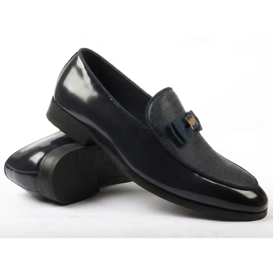 Mocassins masculinos com frente texturizada e fivela icônica com laço.
