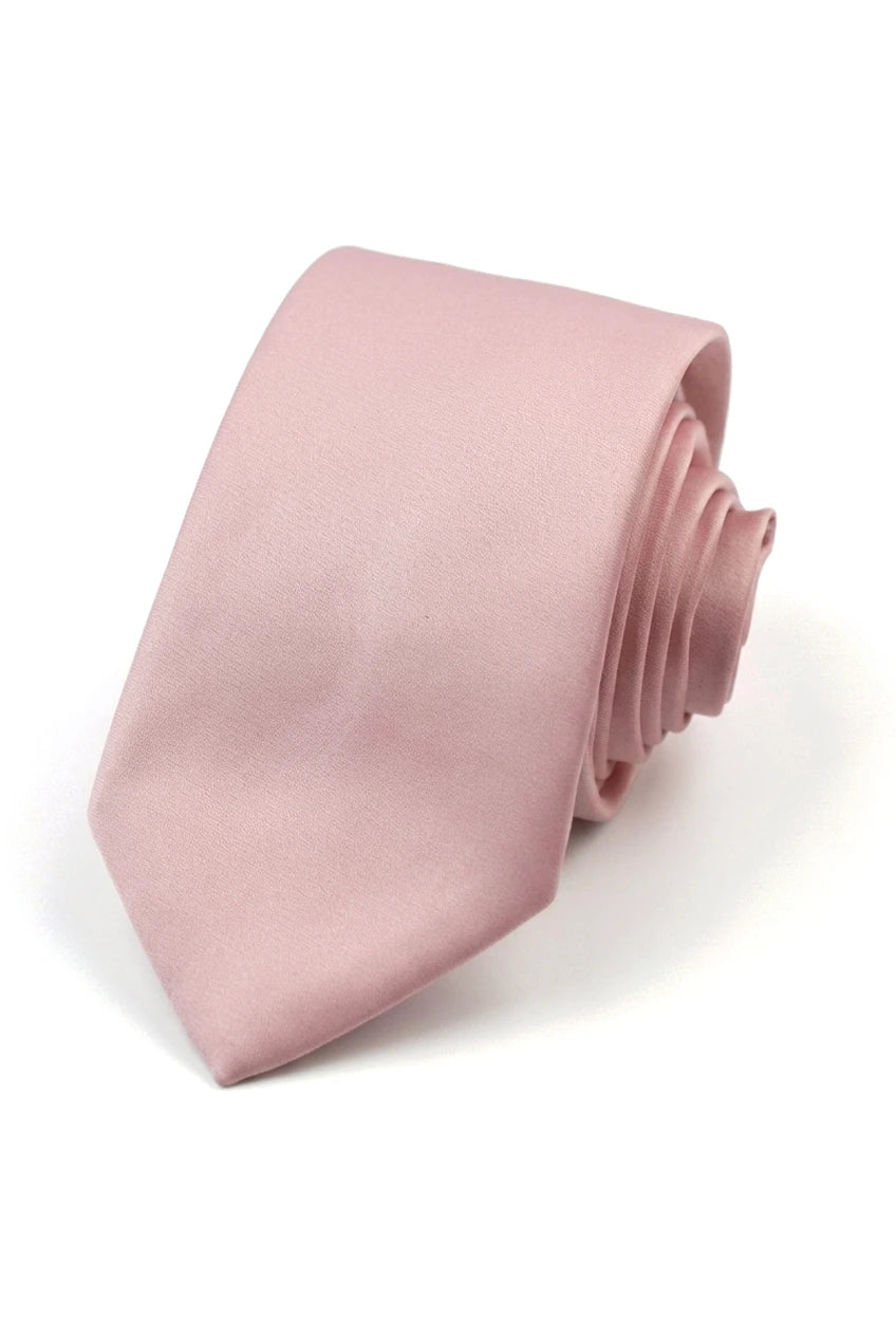 Gravata e lenço de bolso masculinos em cetim de seda rosa claro pêssego.