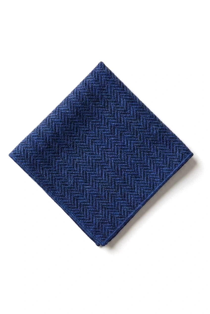Gravata e lenço de bolso masculinos em tweed azul, estilo clássico britânico, em lã espinha de peixe.