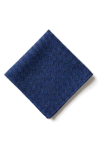 Gravata e lenço de bolso masculinos em tweed azul, estilo clássico britânico, em lã espinha de peixe.