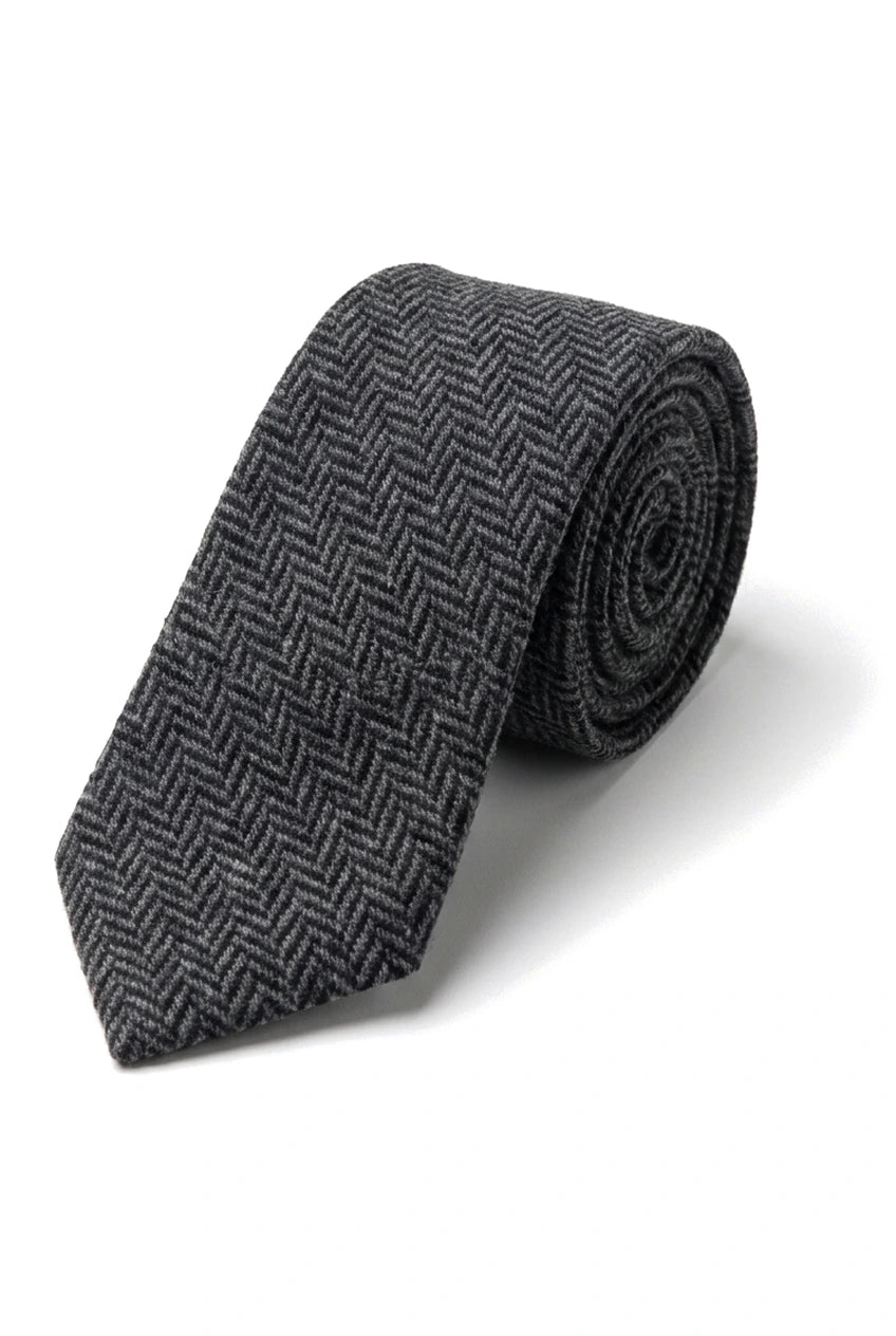 Gravata e lenço de bolso masculinos em tweed cor carvão, estilo clássico britânico, em lã espinha de peixe.