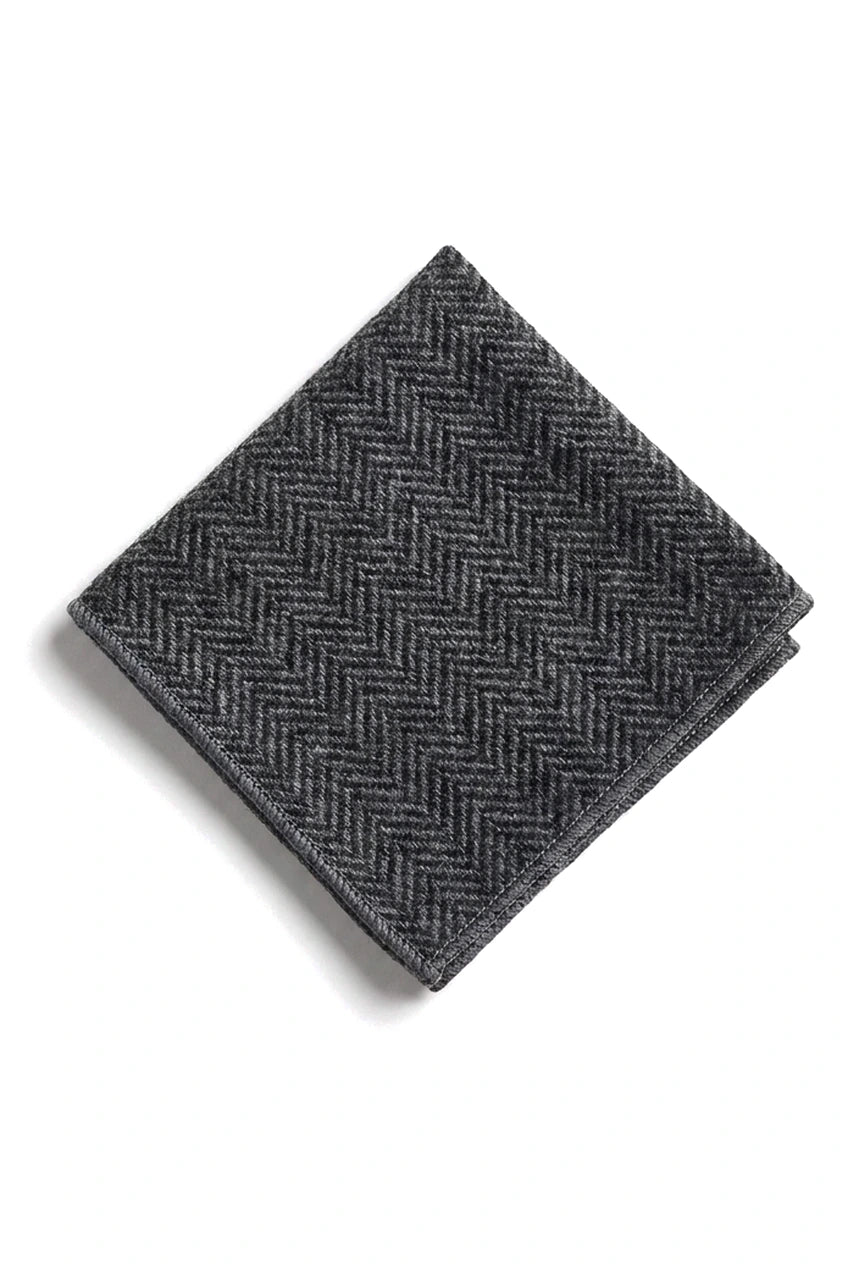 Gravata e lenço de bolso masculinos em tweed cor carvão, estilo clássico britânico, em lã espinha de peixe.