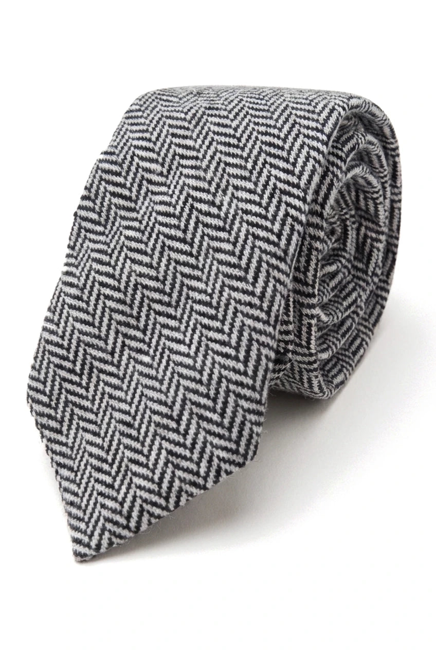 Gravata e lenço de bolso masculinos em tweed cinza, estilo clássico britânico, em lã espinha de peixe.