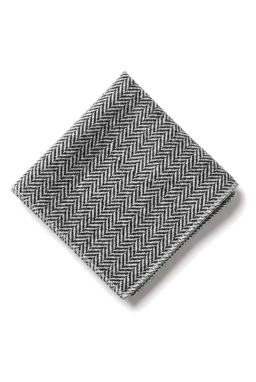 Gravata e lenço de bolso masculinos em tweed cinza, estilo clássico britânico, em lã espinha de peixe.