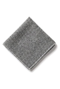 Gravata e lenço de bolso masculinos em tweed cinza, estilo clássico britânico, em lã espinha de peixe.