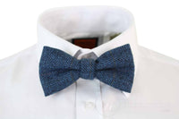 Gravata borboleta masculina Marc Darcy em tweed espinha de peixe texturizado, estilo vintage retrô, azul Deon.