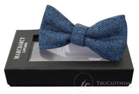 Gravata borboleta masculina Marc Darcy em tweed espinha de peixe texturizado, estilo vintage retrô, azul Deon.