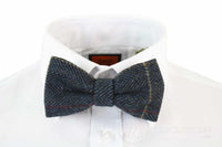 Gravata borboleta masculina Marc Darcy em tweed espinha de peixe texturizado, estilo vintage retrô Eton, azul marinho.