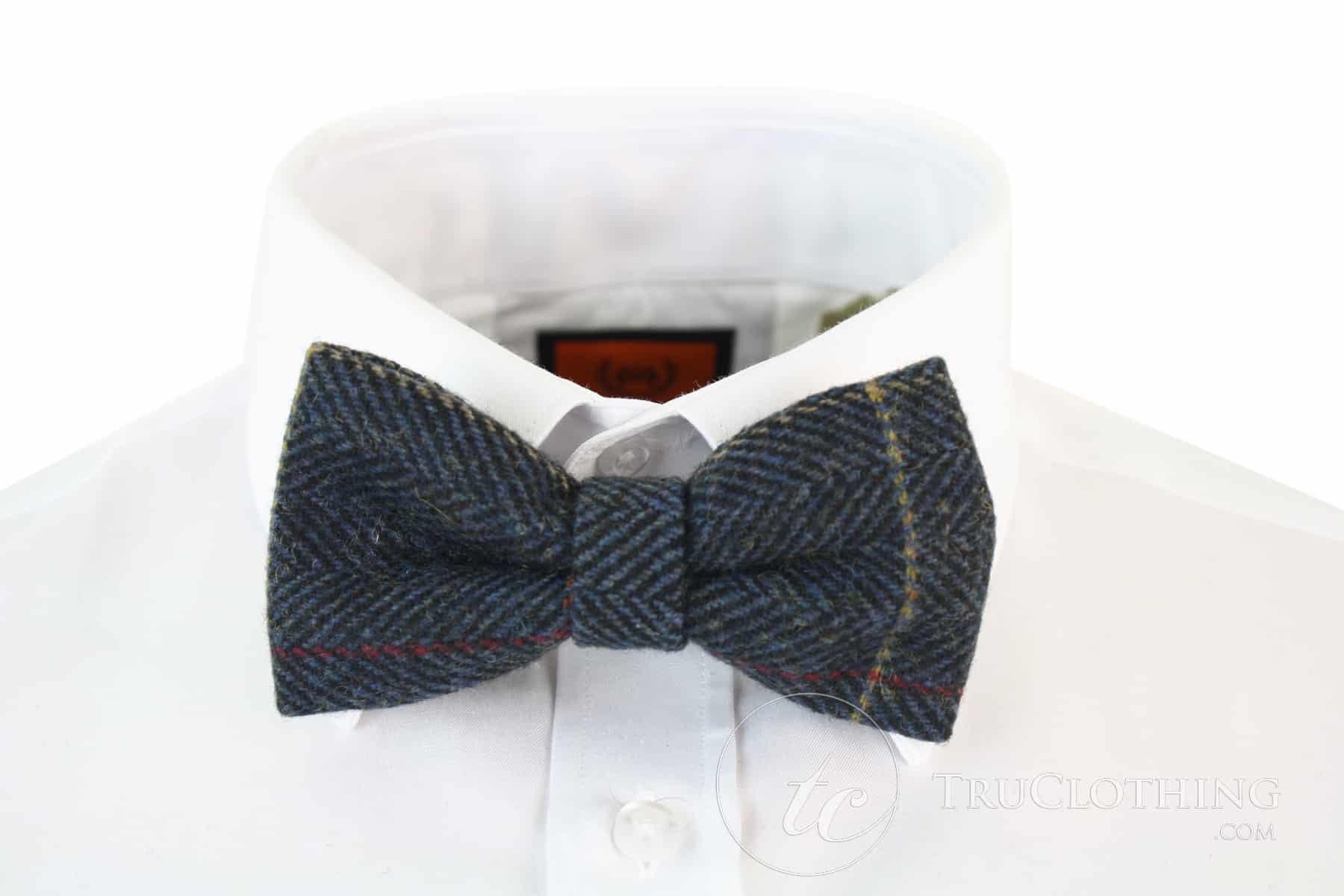Gravata borboleta masculina Marc Darcy em tweed espinha de peixe texturizado, estilo vintage retrô Eton, azul marinho.