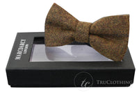 Gravata borboleta masculina Marc Darcy em tweed espinha de peixe texturizado, estilo vintage retrô, marrom claro, modelo Nelson.