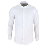 Camisa masculina branca com gola Nehru e gola removível.