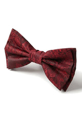 Conjunto de presente masculino com gravata borboleta, lenço de bolso e abotoaduras na cor vinho.