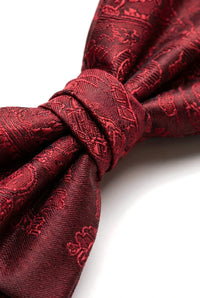 Conjunto de presente masculino com gravata borboleta, lenço de bolso e abotoaduras na cor vinho.