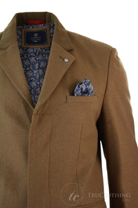 Casaco masculino de inverno, modelo trench coat 3/4, com estampa espinha de peixe, acabamento em veludo e botões - cor bege.